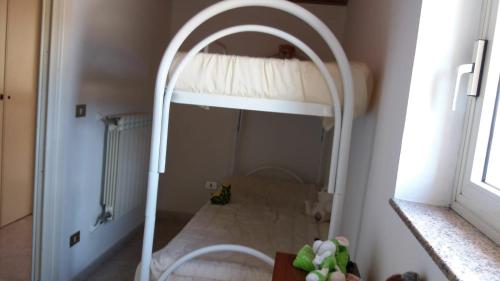カニカッティにあるCasa Vacanza - Zi Lilluのベッドルーム1室(二段ベッド1組付)