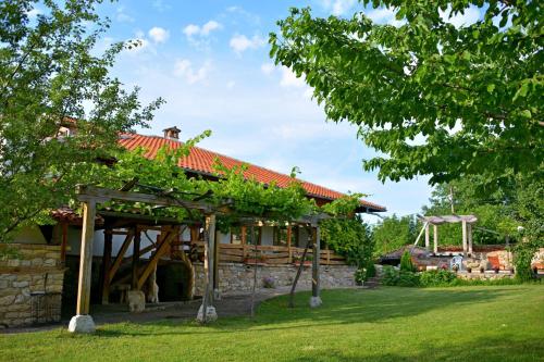 Vonkajšia záhrada v ubytovaní Hotel Pri Chakara