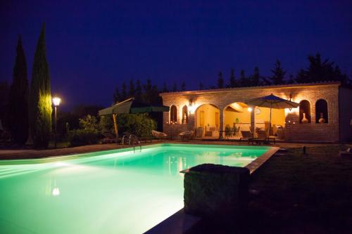 a swimming pool at night with a building at Casa Go'El in Chiaramonte Gulfi