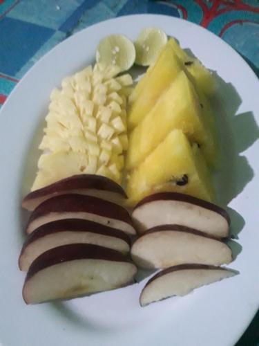 セコトンにあるPelangi Homestay Bungalow Gili gedeの肉・チーズ・果物一皿