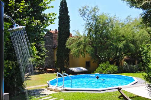 eine Person, die in einem Pool im Hof schwimmt in der Unterkunft La Martellina B&B in Fiesole