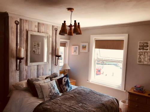um quarto com uma cama e uma janela em Waterfront Apartment em Scarborough
