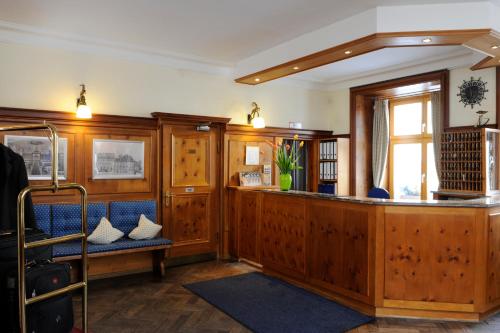 a room with wood paneling and a bar in a train at Hotel Blauer Bock in Munich