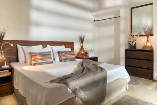 a bedroom with a large bed with white sheets and pillows at Villa Métisse in Jericoacoara