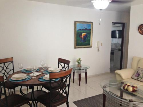 comedor y sala de estar con mesa y sillas en Caribbean Seaview apart Malecon Santo Domingo en Santo Domingo