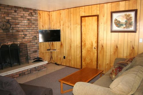uma sala de estar com um sofá e uma lareira em Northwoods Resort Cabins em Pinetop-Lakeside