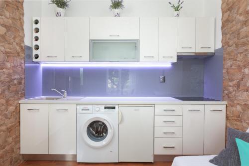 Kuchyň nebo kuchyňský kout v ubytování Apartments R