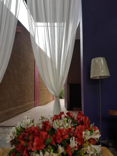 a bed with a bunch of red and white flowers at Casa Boutique QX- Pachacamac in Pachacamac
