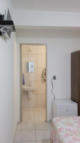 Habitación con baño con lavabo y aseo. en Pousada Parque Ecológico en Indaiatuba