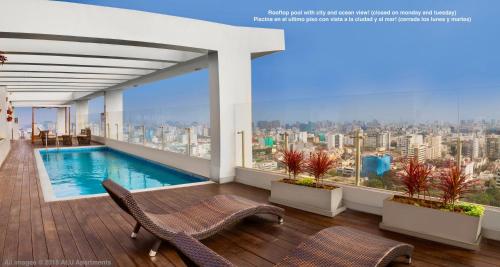een uitzicht vanaf het dak van een gebouw met een zwembad bij ALU Apartments - Limit with Miraflores Panoramic City View in Lima