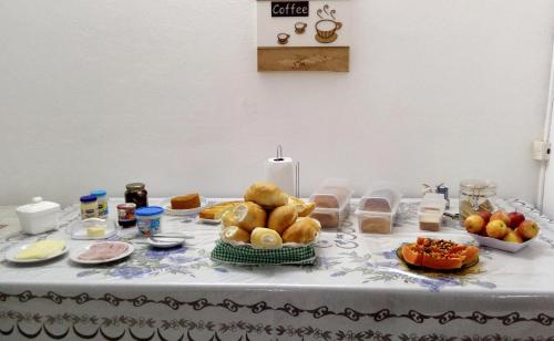 uma mesa com pão e outros alimentos em Pousada Parque Ecológico em Indaiatuba