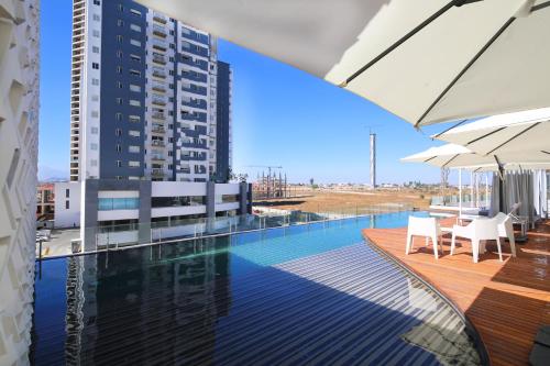 a swimming pool on the roof of a building at Sonata Hotel Puebla Angelópolis Distrito Sonata in Puebla