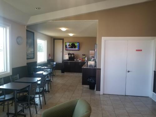 TV a/nebo společenská místnost v ubytování Super 8 by Wyndham Smoky Lake