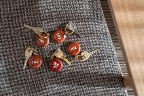 a group of keys sitting on top of a table at Enoca Hotel in Fujisawa