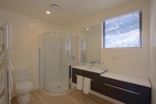 W łazience znajduje się prysznic, toaleta i umywalka. w obiekcie Views from the Tiers w mieście Queenstown
