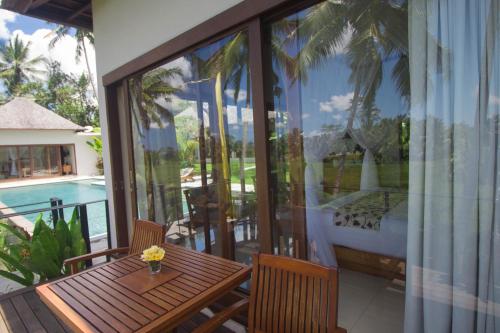 Bazén v ubytování Santun Luxury Private Villas nebo v jeho okolí