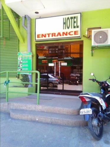 una motocicleta estacionada frente a la entrada de un hotel en Asia Novo Boutique Hotel - Ozamis, en Ozamis