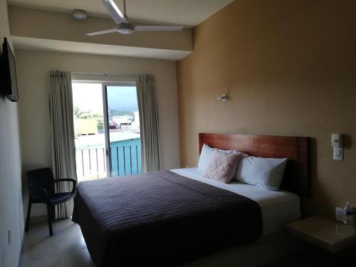 サンタ・クルス・ウアトゥルコにあるHotel Nonniのベッドとバルコニー付きのホテルルーム