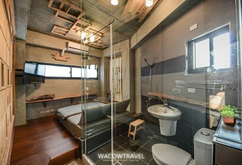 a bathroom with a shower and a sink and a toilet at Pin Shiuan Inn in Xiaoliuqiu