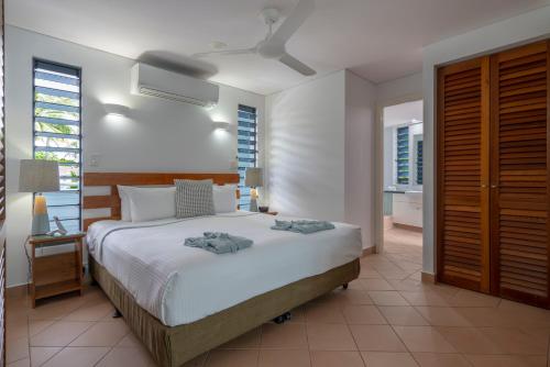 Postel nebo postele na pokoji v ubytování Port Douglas Peninsula Boutique Hotel - Adults Only Haven