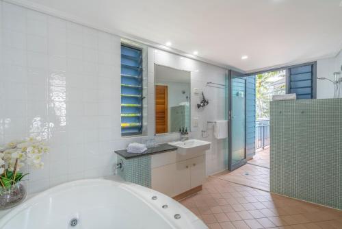 Kamar mandi di Port Douglas Peninsula Boutique Hotel - Adults Only Haven