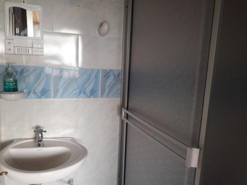 a bathroom with a sink and a shower at Vivienda Turistica Yerbabuena in Filandia