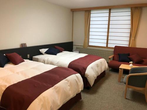 Kama o mga kama sa kuwarto sa Tokachi Nauman Onsen Hotel arco