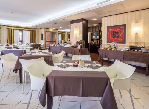 Reštaurácia alebo iné gastronomické zariadenie v ubytovaní Best Western Hotel I Triangoli