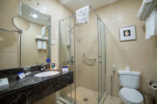 Salle de bains dans l'établissement Tulip Inn - Taskeen Served Apartment