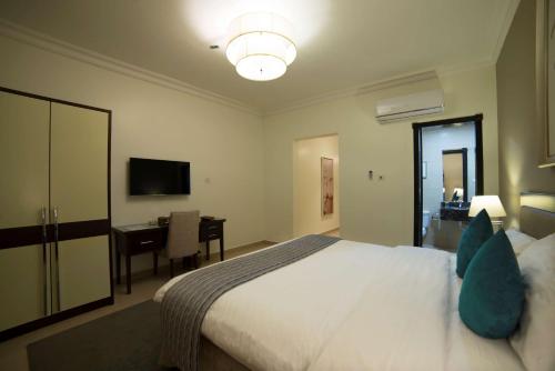 Télévision ou salle de divertissement dans l'établissement Tulip Inn - Taskeen Served Apartment