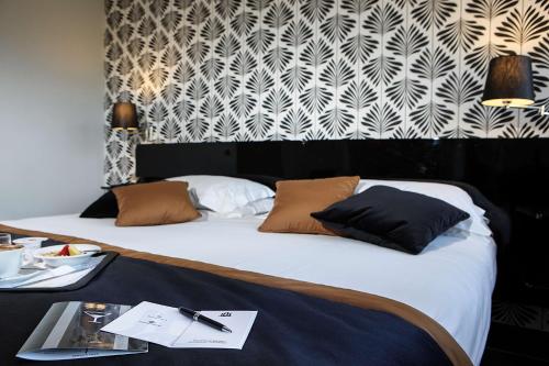 two beds with pillows and a table in a room at Best Western JFK Hotel in Naples