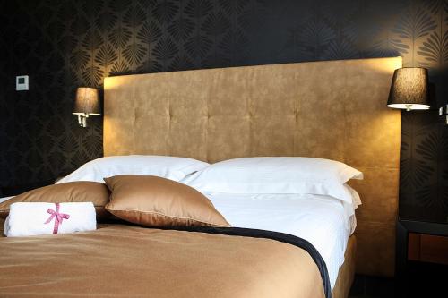 a bedroom with a large bed with a pink bow on it at Best Western JFK Hotel in Naples