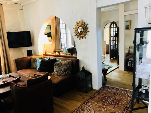 a living room with a couch and a mirror at Coeur des Neiges in Saint-Gervais-les-Bains