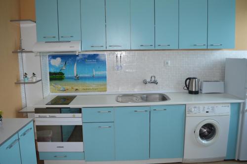 ヴァルナ・シティにあるHappy Vacation 2のキッチン(青いキャビネット、洗濯機付)