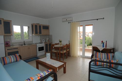 uma cozinha e sala de estar com um sofá e uma mesa em Villa Meliti em Lygia