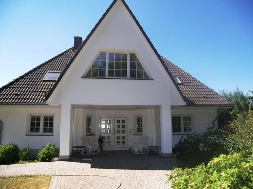 a white house with a gambrel roof at Ferienhaus 1A in Gothen