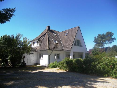 a white house with a gambrel roof at Ferienhaus 1A in Gothen