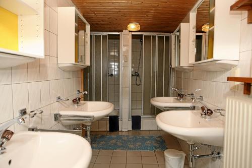 Phòng tắm tại Brügglers Ferienhäuser