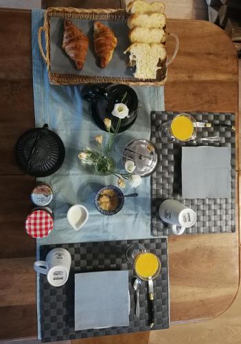 - une table avec de la nourriture et du pain dans l'établissement Entre Mer et Marais Salants, à Guérande