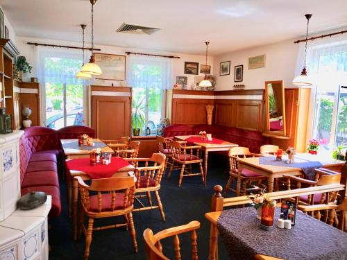 Restorāns vai citas vietas, kur ieturēt maltīti, naktsmītnē Hotel Villa Fröhlich