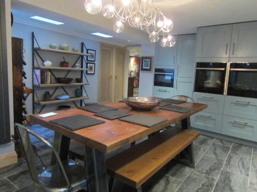 una cocina con una mesa de madera con un tazón. en Havisham House en Woburn