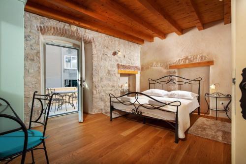Säng eller sängar i ett rum på Villa Mama - Traditional Apartments in Omis