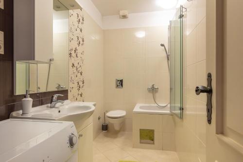 La salle de bains est pourvue d'un lavabo, de toilettes et d'une douche. dans l'établissement Villa Mama - Traditional Apartments in Omis, free parking, à Omiš