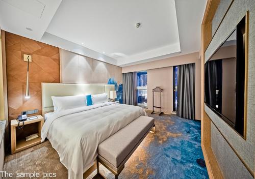 Ένα ή περισσότερα κρεβάτια σε δωμάτιο στο Royce Hotel Shenzhen