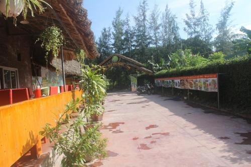 Taman di luar Cat Ba Mountain View Homestay