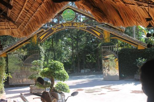 Taman di luar Cat Ba Mountain View Homestay