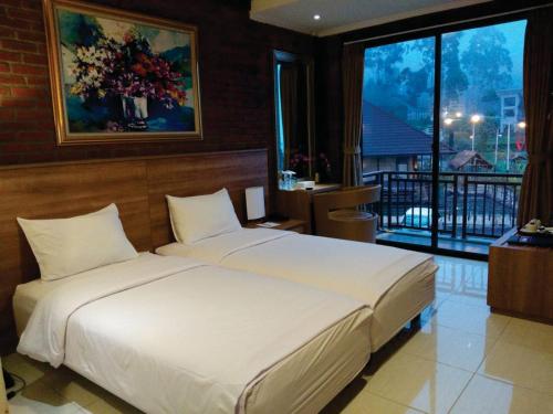 Llit o llits en una habitació de Ciwidey Valley Resort Hot Spring Waterpark