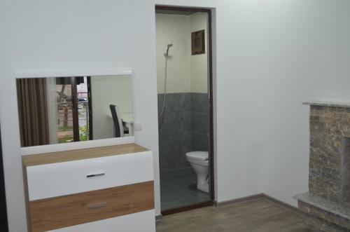 Vonios kambarys apgyvendinimo įstaigoje Lia Guest House