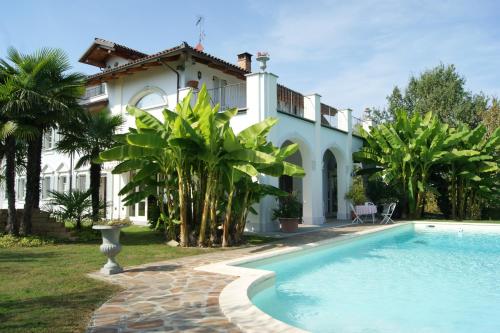 a house with a swimming pool in front of a house at Villagaia Country House in Montafia