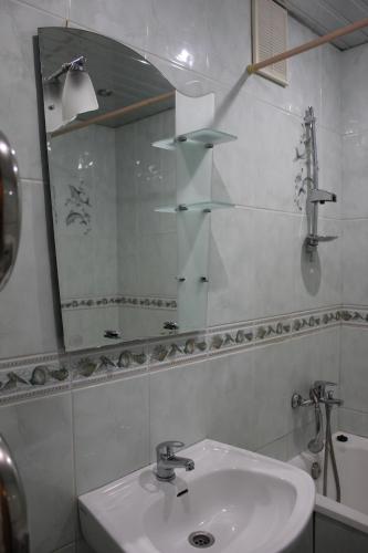 チュメニにあるАпартаменты на Пермяковаのバスルーム(洗面台、鏡付)